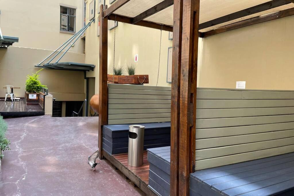 יוהנסבורג Cool & Easy Flat In The Heart Of Marshalltown מראה חיצוני תמונה