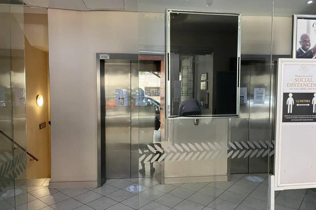 יוהנסבורג Cool & Easy Flat In The Heart Of Marshalltown מראה חיצוני תמונה
