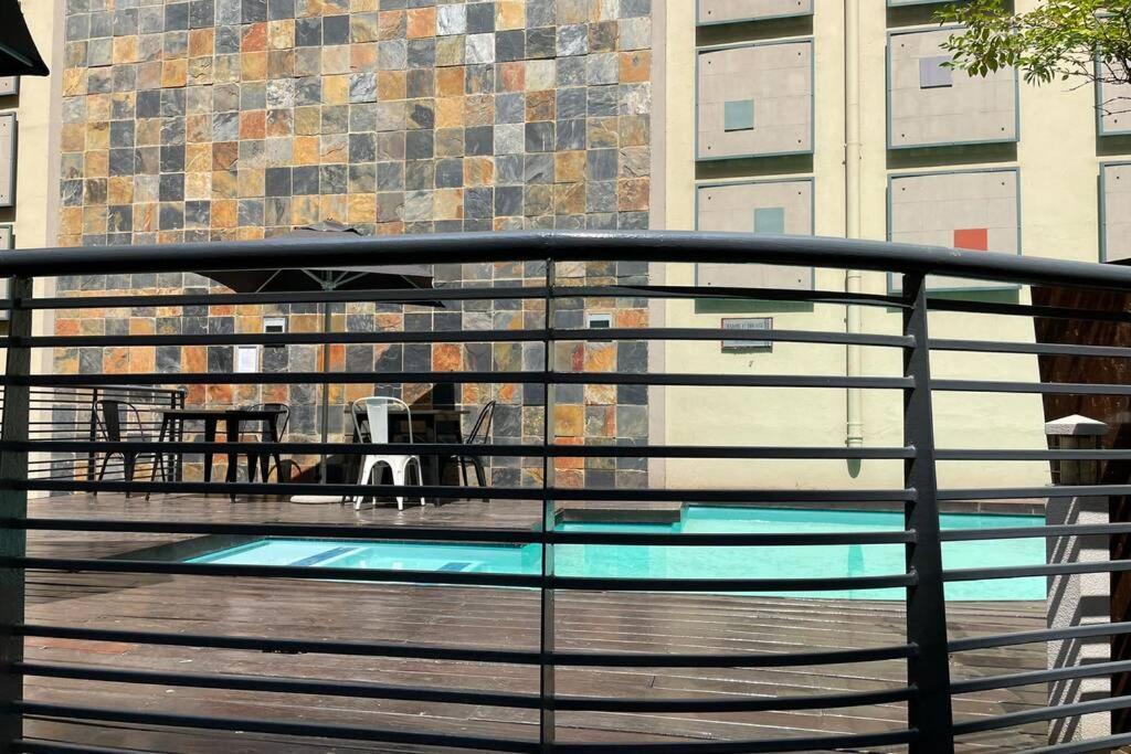 יוהנסבורג Cool & Easy Flat In The Heart Of Marshalltown מראה חיצוני תמונה