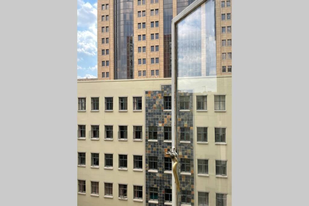 יוהנסבורג Cool & Easy Flat In The Heart Of Marshalltown מראה חיצוני תמונה