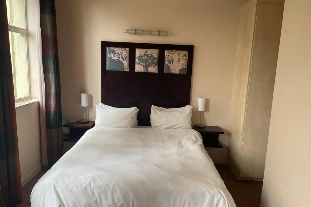 יוהנסבורג Cool & Easy Flat In The Heart Of Marshalltown מראה חיצוני תמונה
