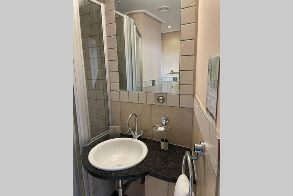 יוהנסבורג Cool & Easy Flat In The Heart Of Marshalltown מראה חיצוני תמונה