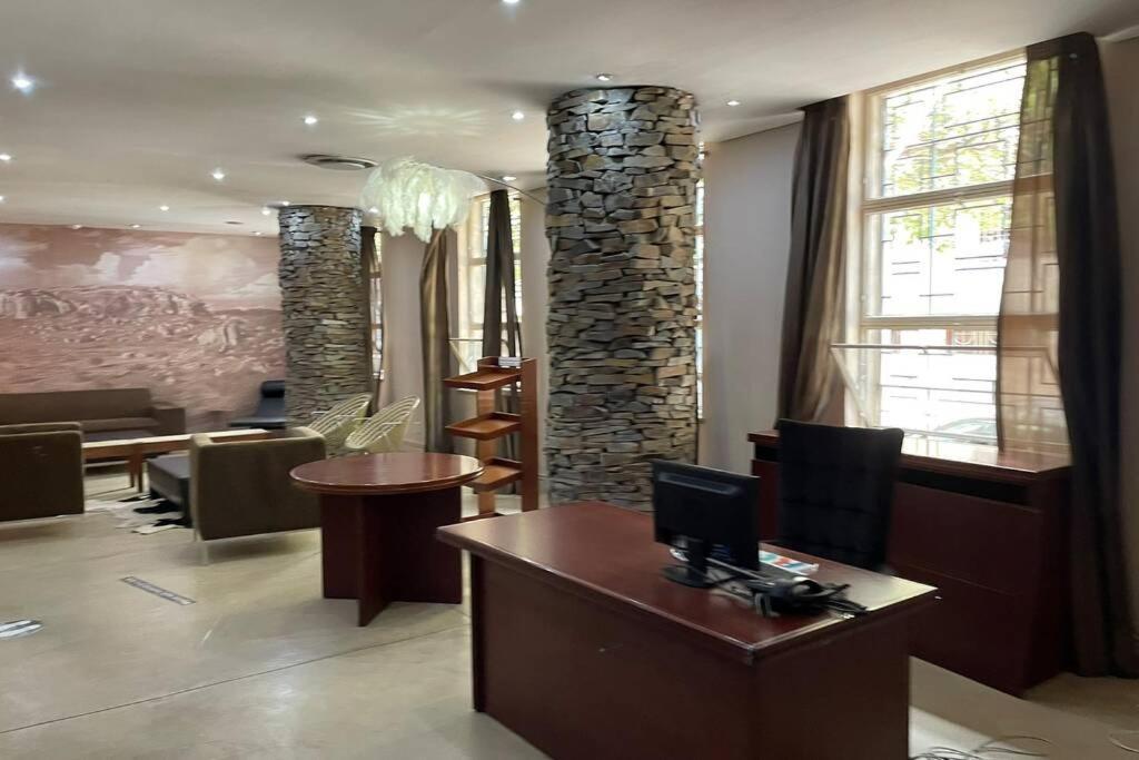 יוהנסבורג Cool & Easy Flat In The Heart Of Marshalltown מראה חיצוני תמונה